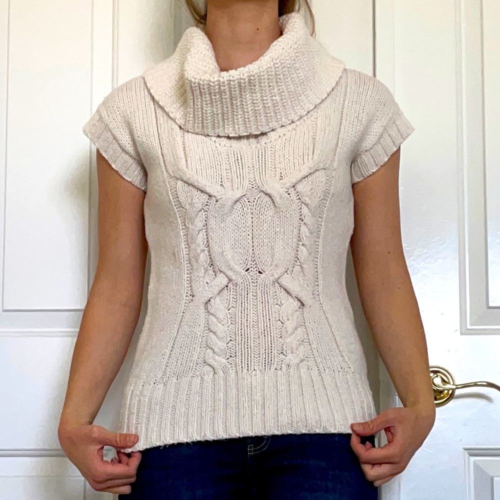 Cream scoop neck, short sleeve knit sweater